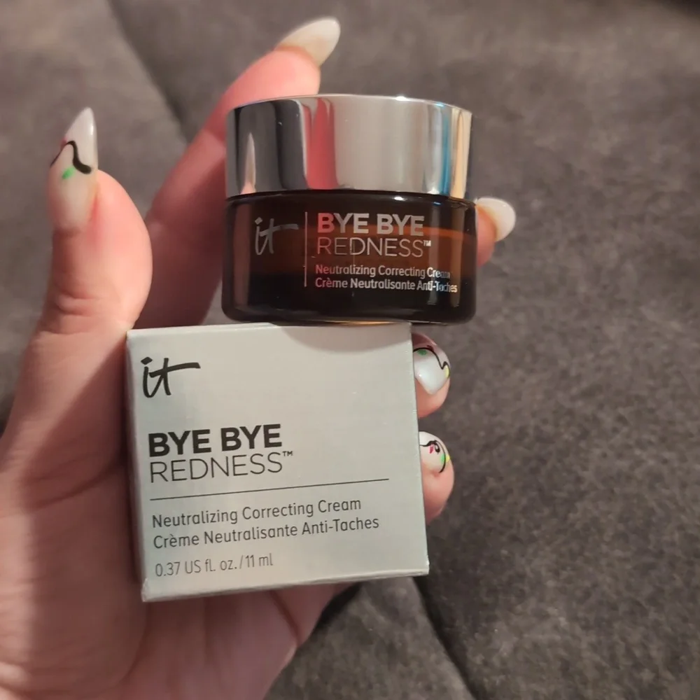 IT Cosmetics Bye Bye Redness in the Shade Light Beige 0.37oz